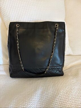 CHANEL LAMBSKIN
QUILTED SHOULDER TOTE
GOLD CHAIN